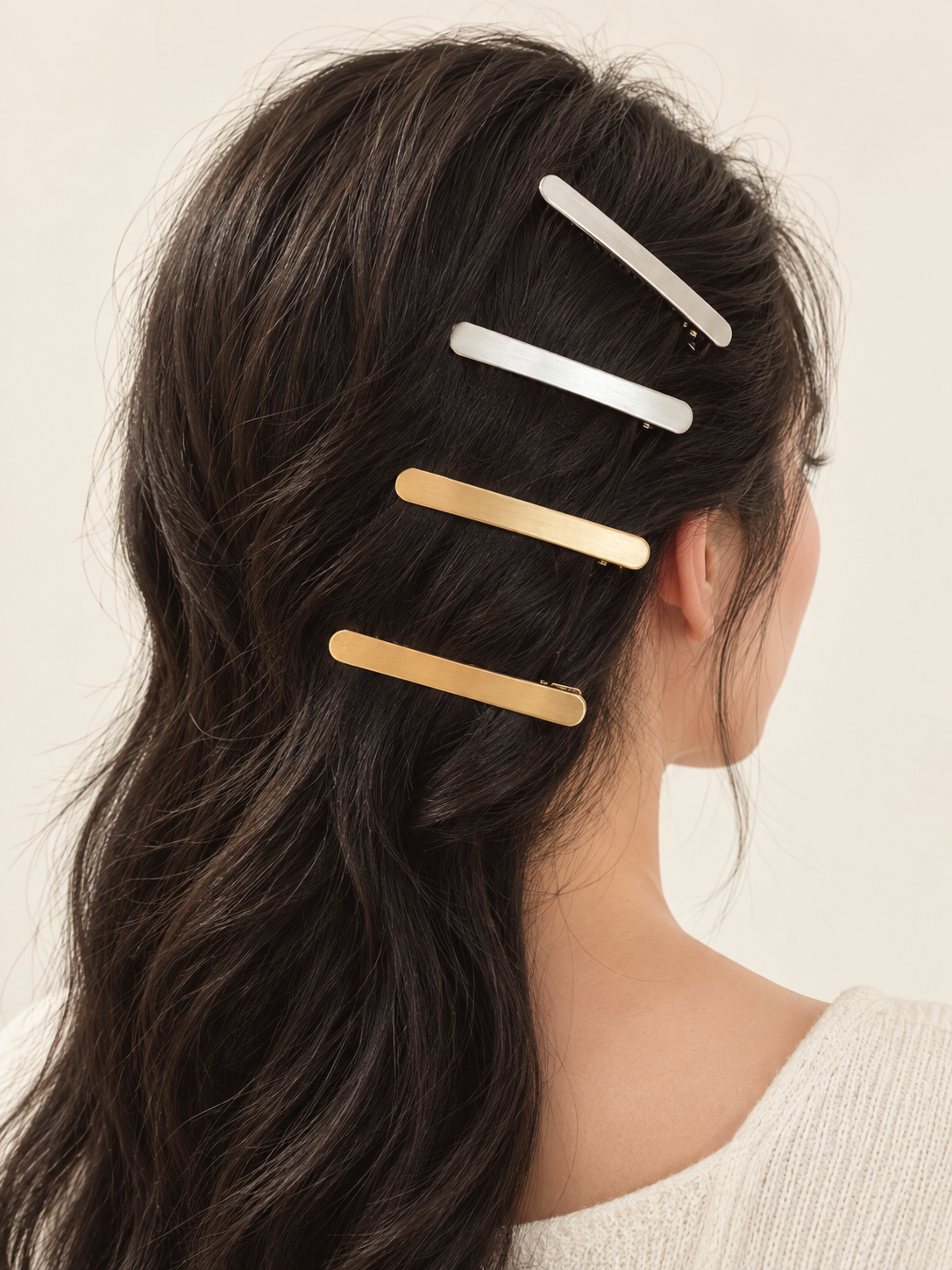 Model wearing the Dash Barrette Set